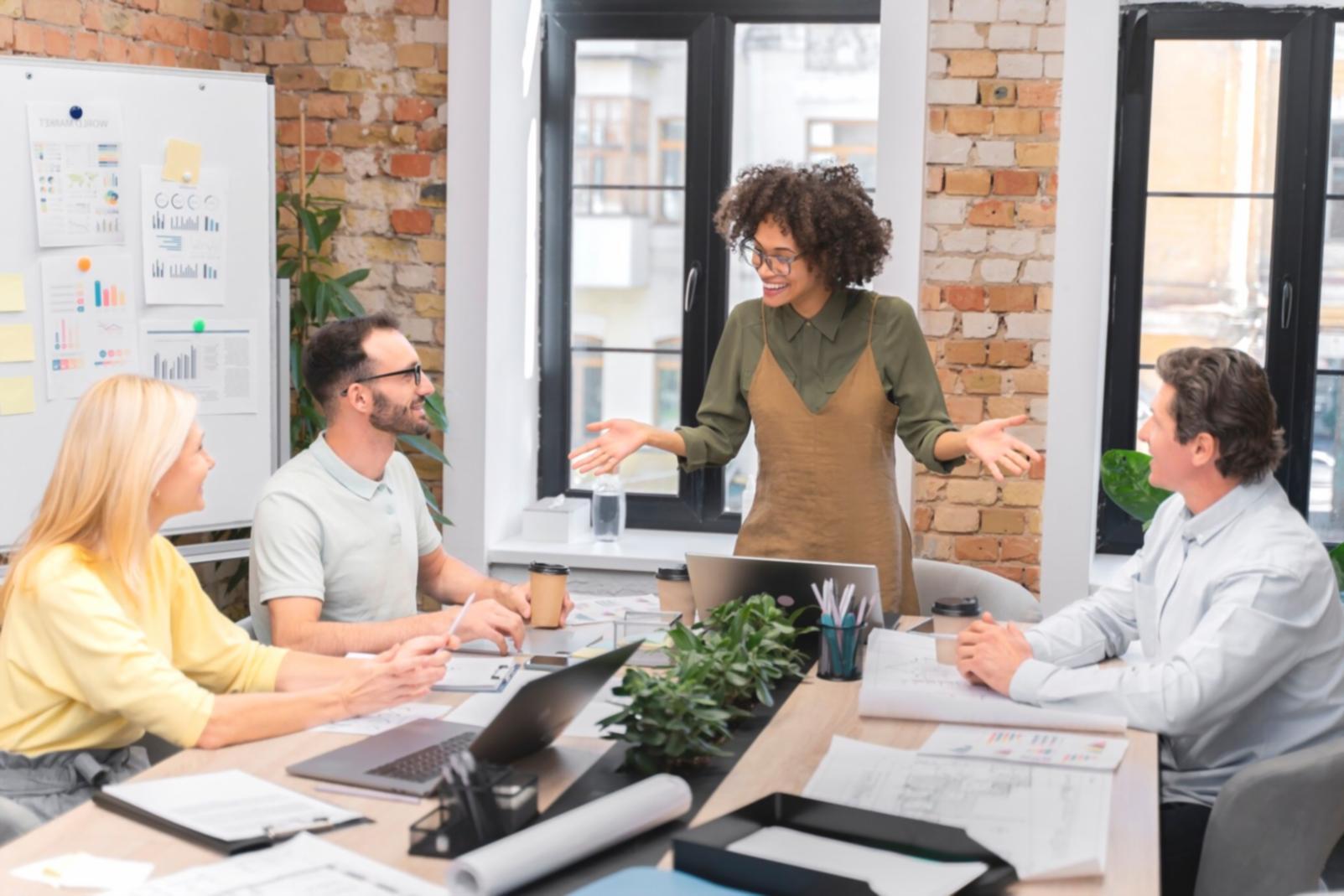 Équipe collaborative travaillant sur des solutions budgétaires