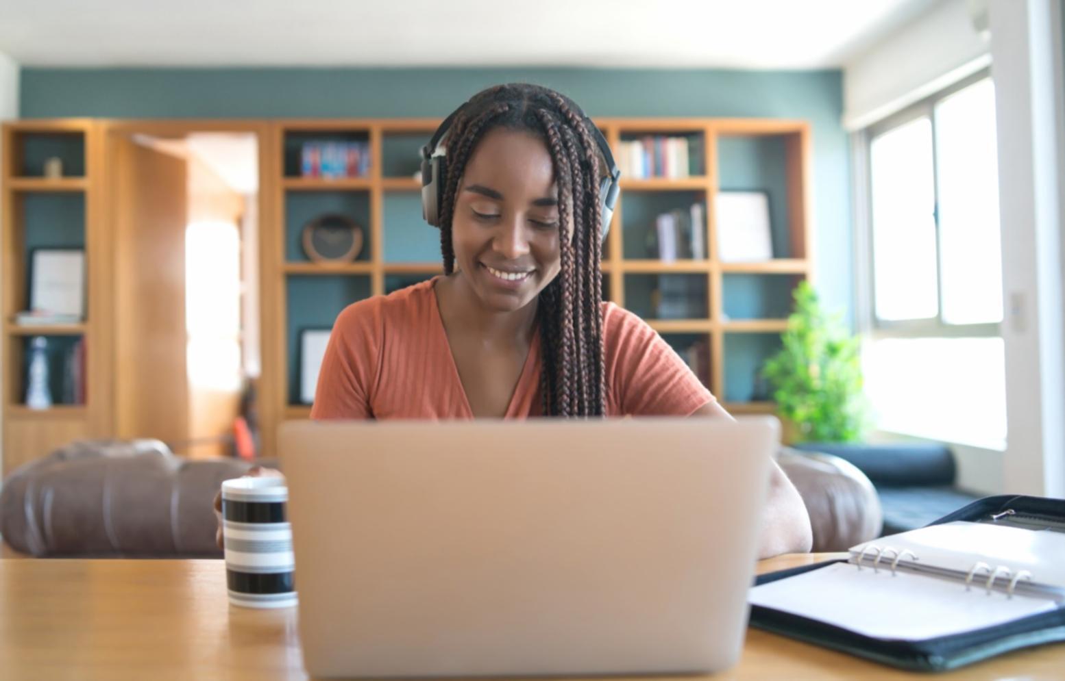 Graphiques et analyses de budget sur écran d'ordinateur