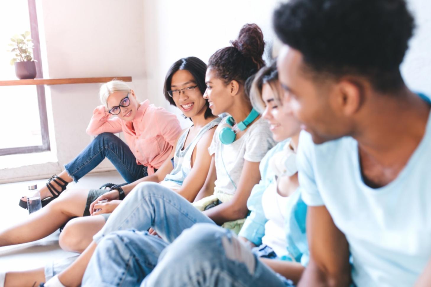 Espace de travail avec ordinateur et documents budgétaires